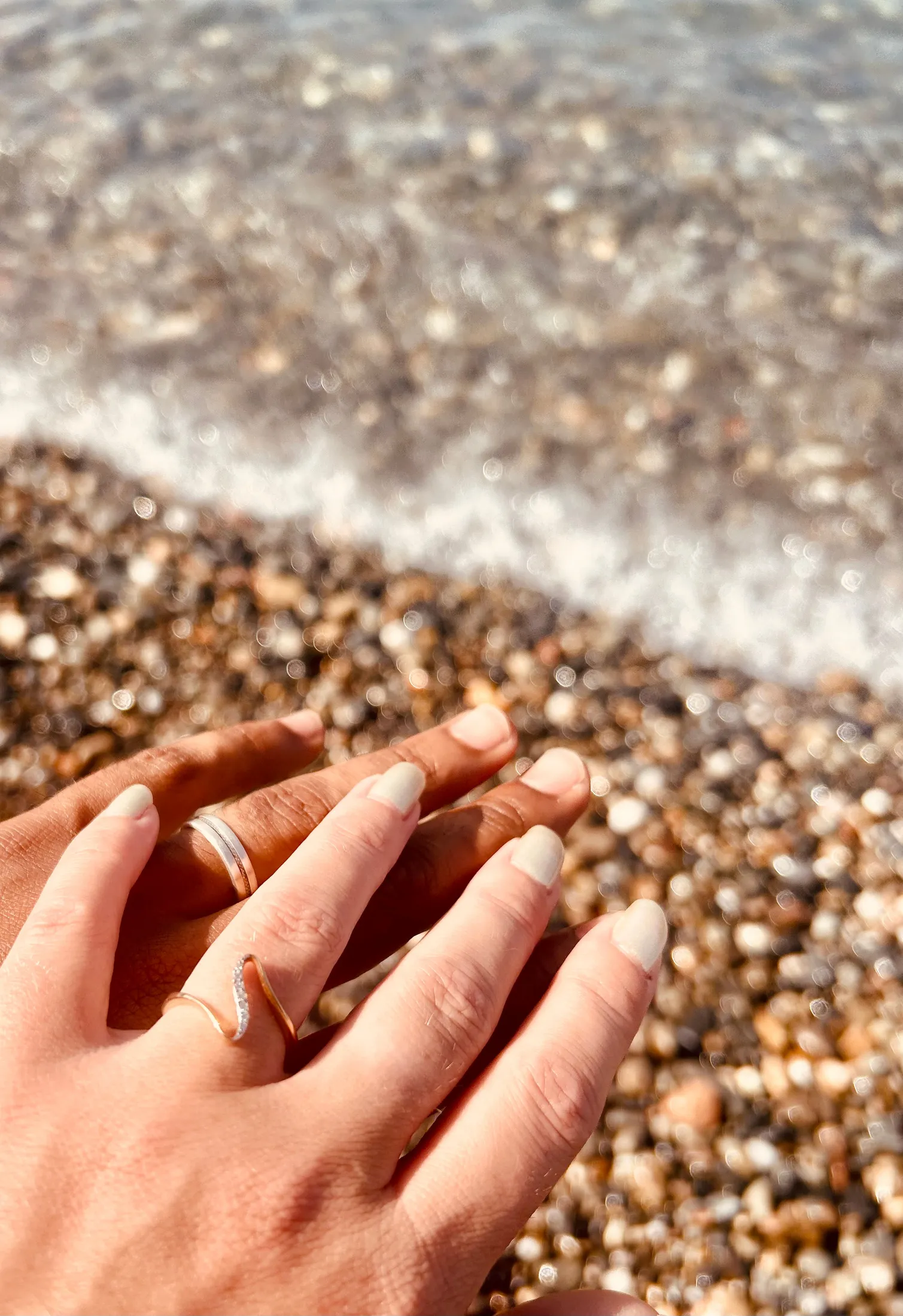 Mains sur la plage